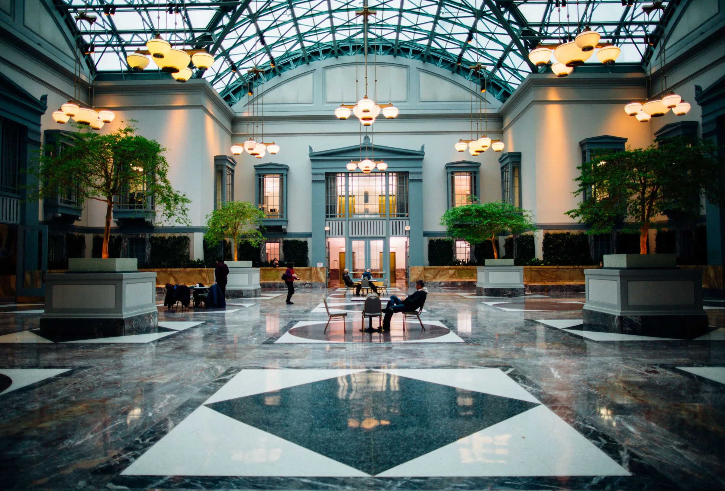 Hotel Marana lobby with a high ceiling, seating groups and daylight from tall openings.