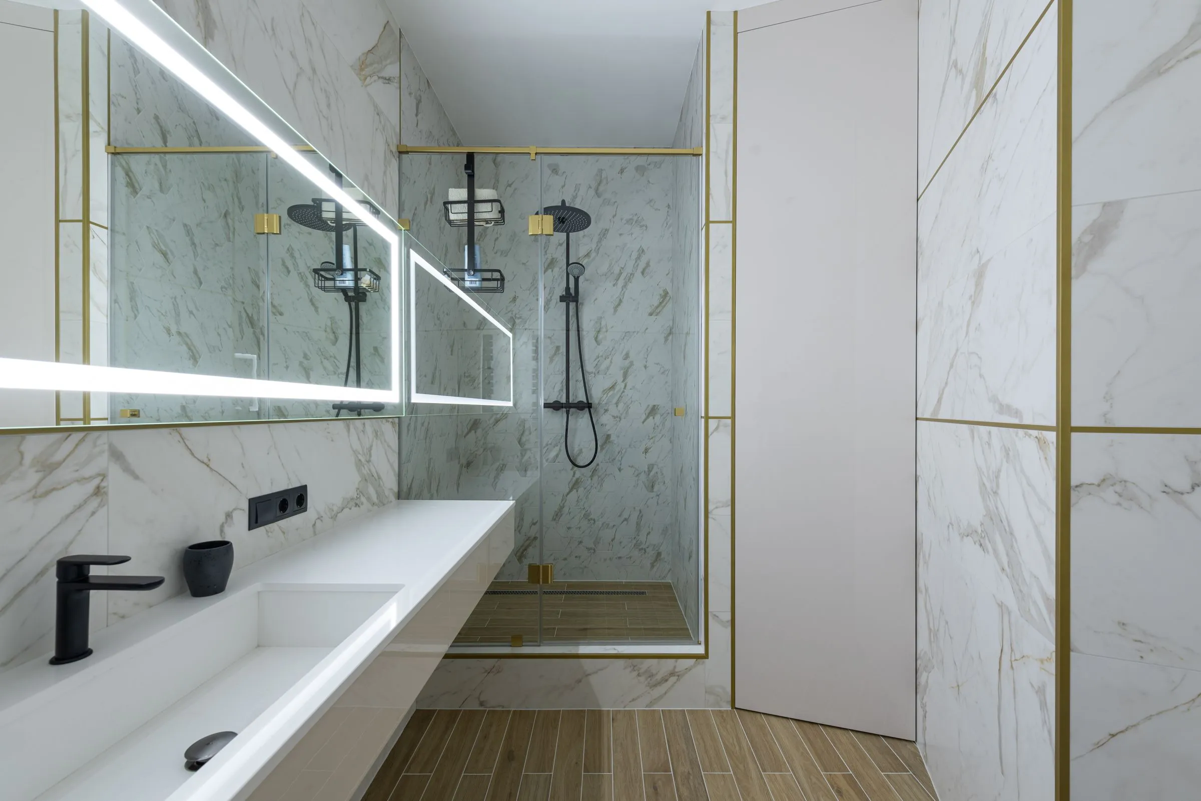 Serein bathroom with marble-clad walls, a walk-in shower and a wide window.