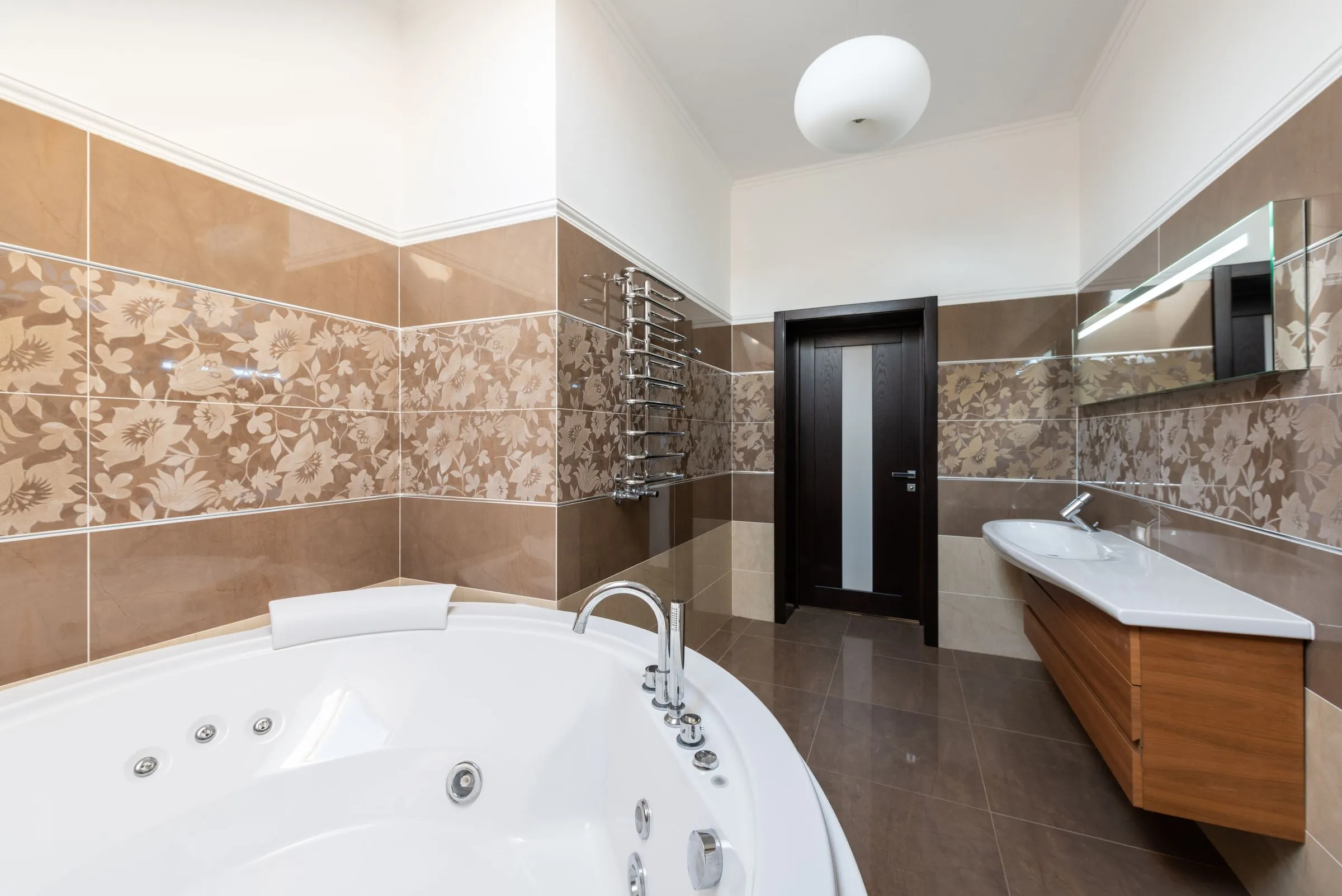 Casa Terra bathroom with a round ceramic bathtub, a matching basin and a wooden cabinet.