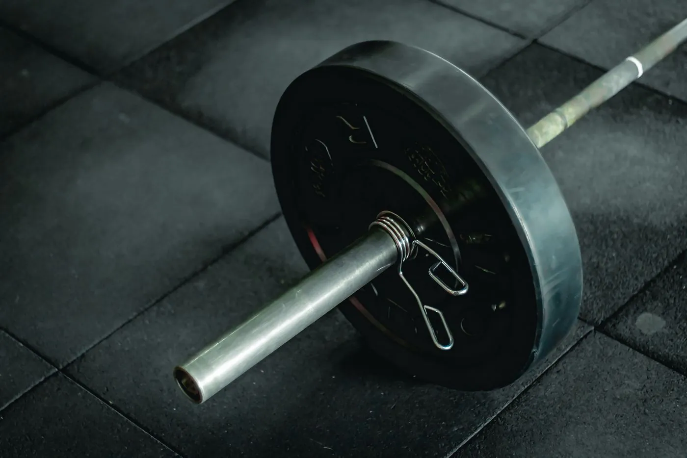 Close view of a barbell sleeve and weight plate