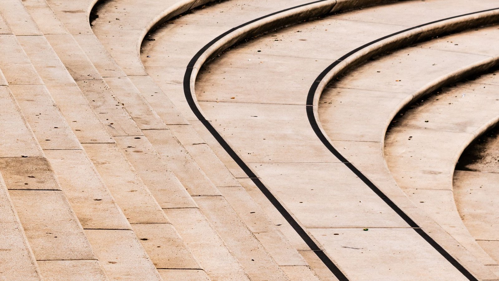 Curved timber steps forming a small amphitheatre